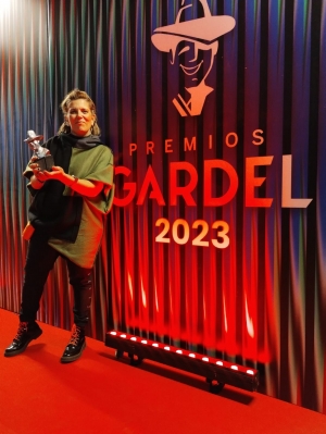 Vivi Pozzebón, ganadora del prestigioso ‘Premio Gardel a la Música’ por su trabajo  ‘Tamboreras por el Mundo’